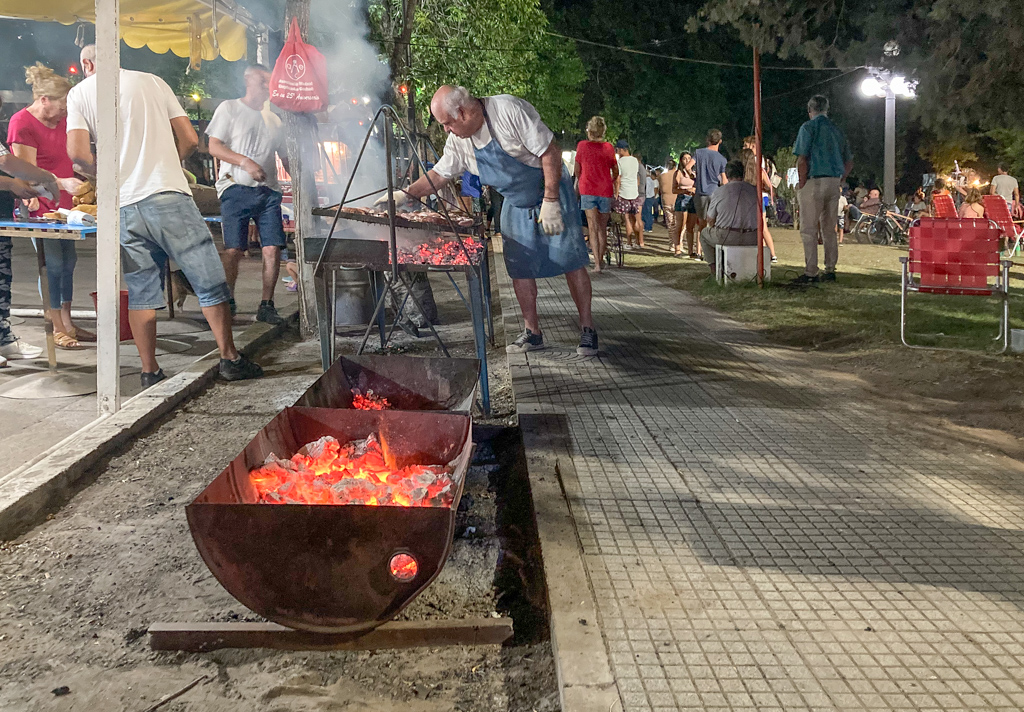 Asado am Plaza Teniente General Nicolás Levalle