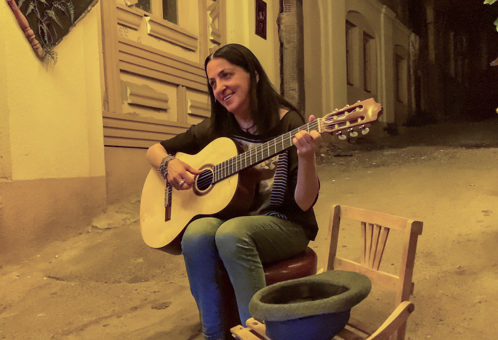 Musikerin am Weinladen, Tbilisi