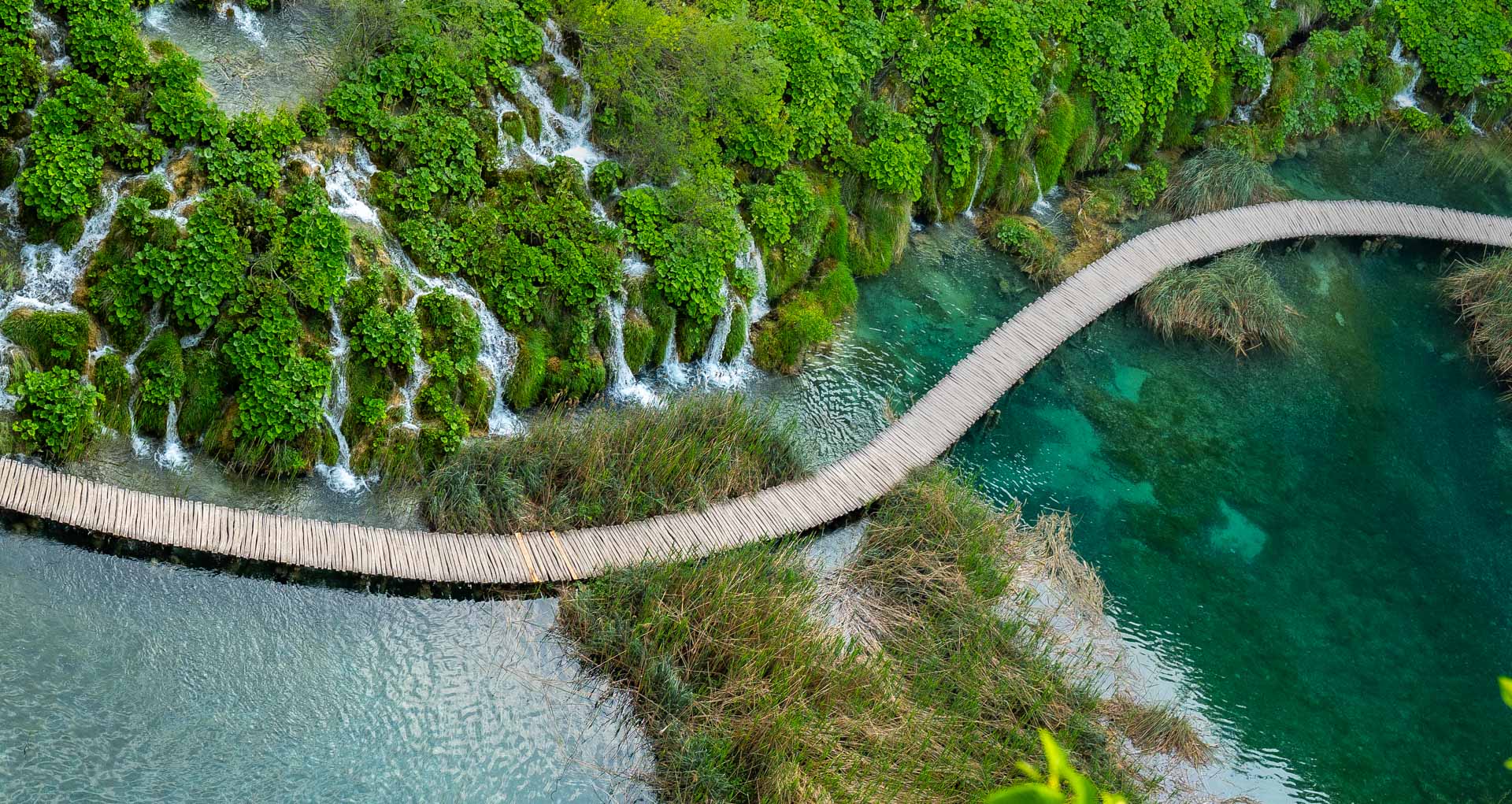 Holzsteg über den Korana See