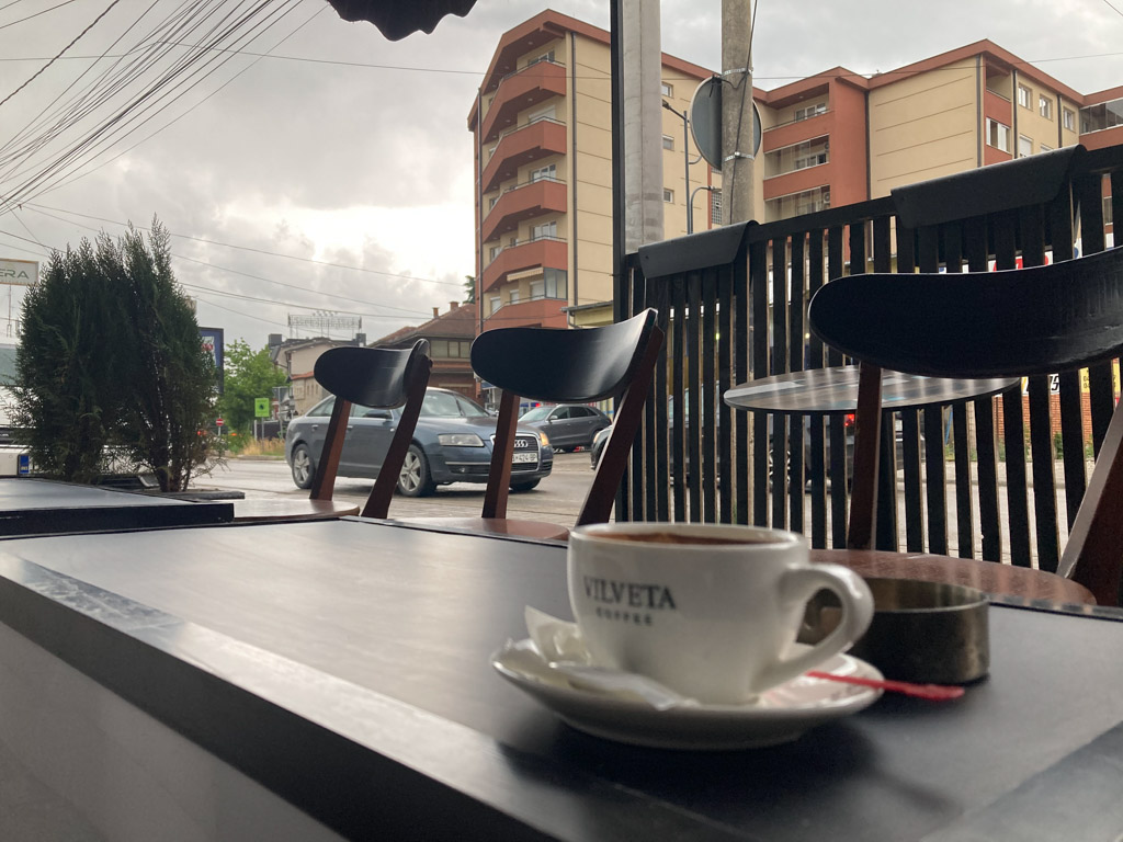 Hotelsuche im Café in Peja