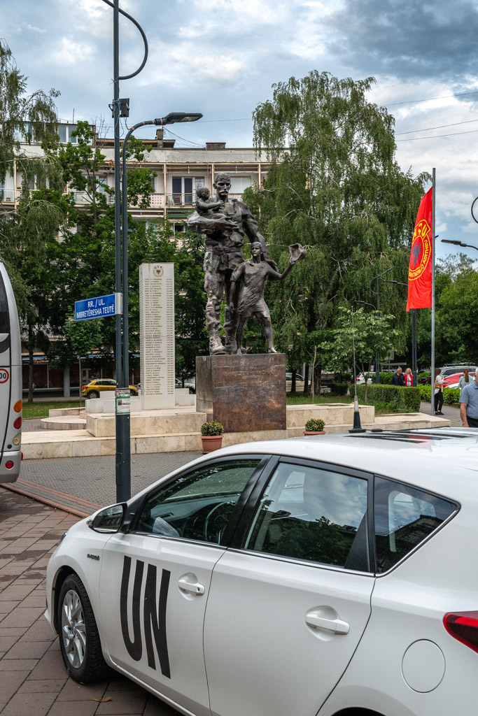 Kriegsdenkmal mit UN Präsenz