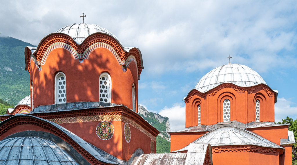 Kuppeln des Patriarchenklosters Peć, Kosovo