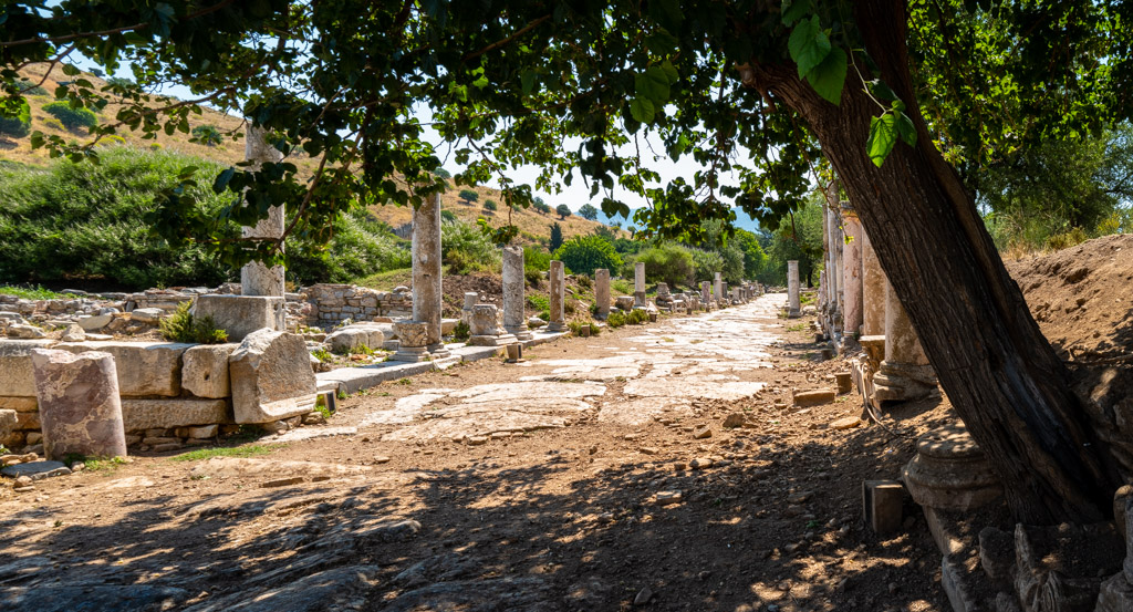 Stille Straße hinter dem Isis Tempel