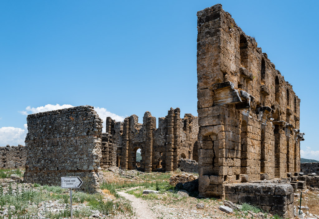 Kopfwand der Agora und Basilica