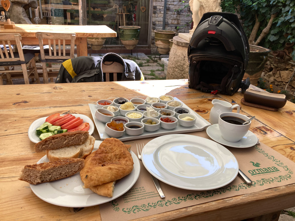 Üppiges Frühstück in Ormana