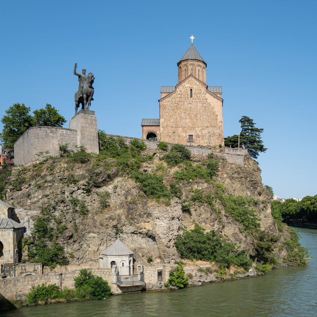 Metechi Kirche und Vakhtang Gorgasali Statue