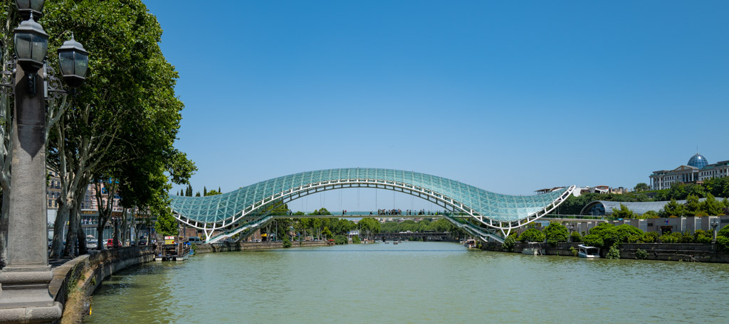 Friedensbrücke mit Präsidentenpalast (rechts)