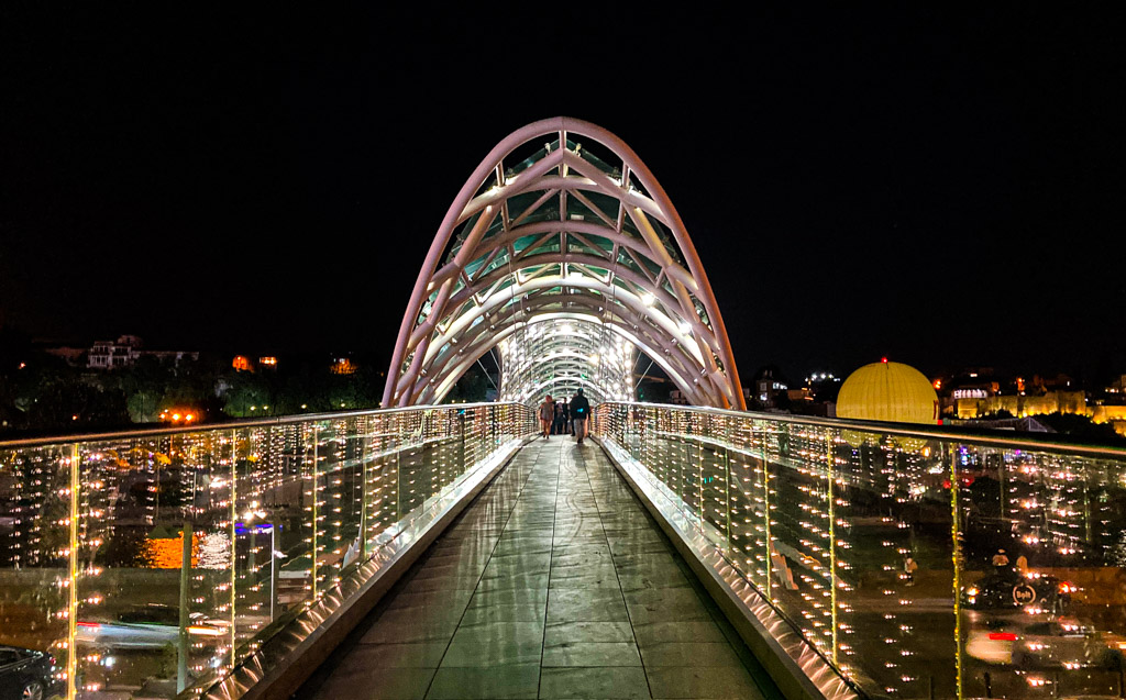 Friedensbrücke bei Nacht