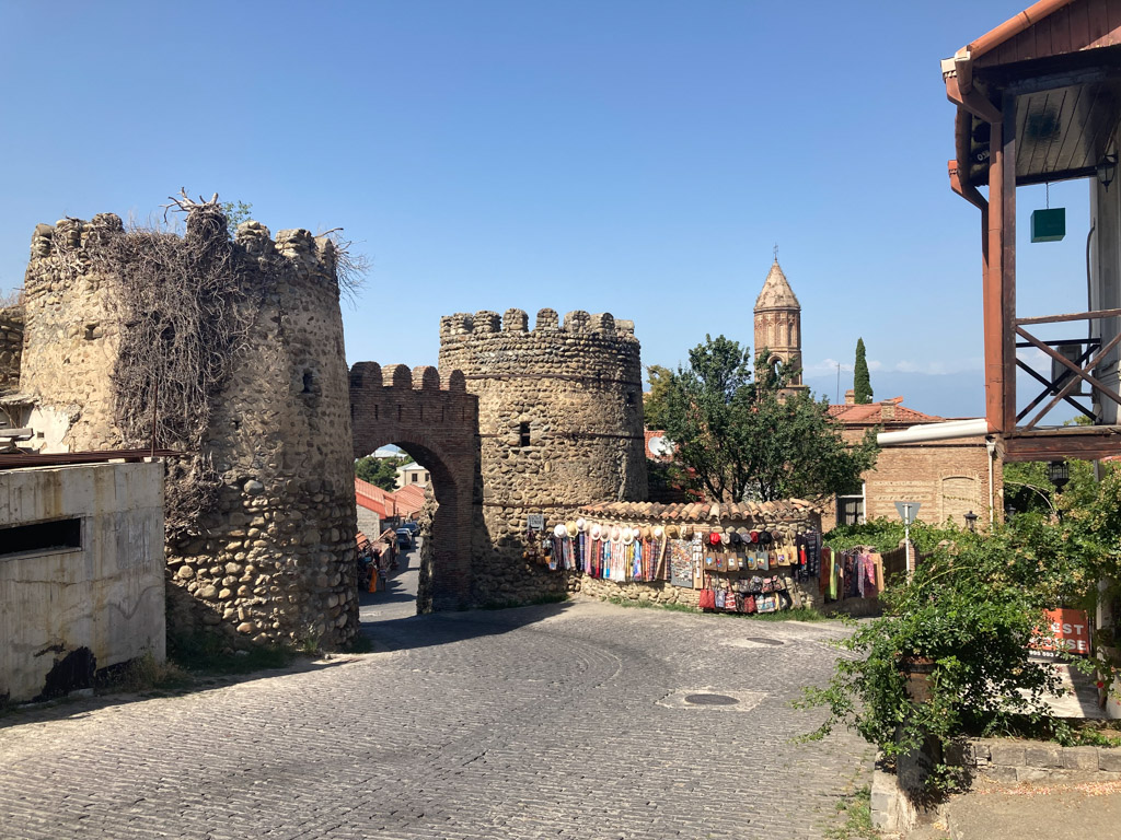 Sighnaghi, Stadttor und St George Basilica