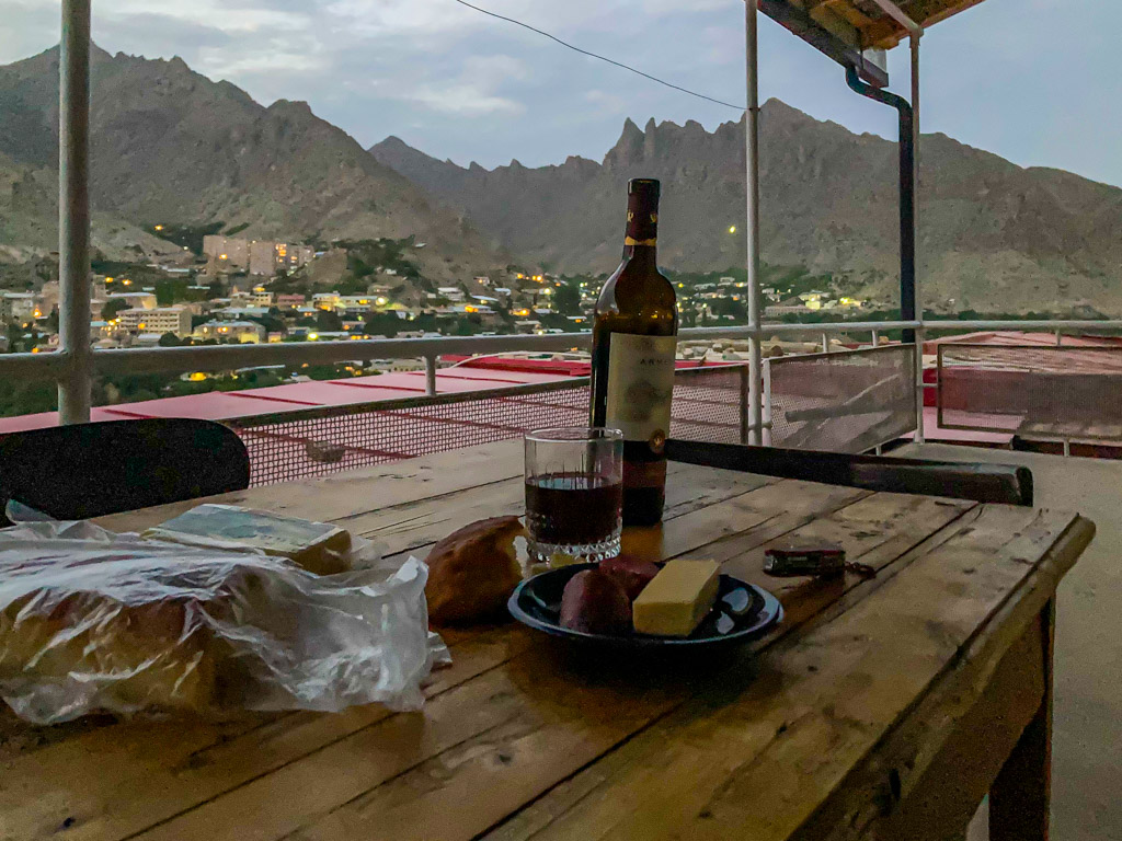 Abendbrot im Khachats Toun, Meghri