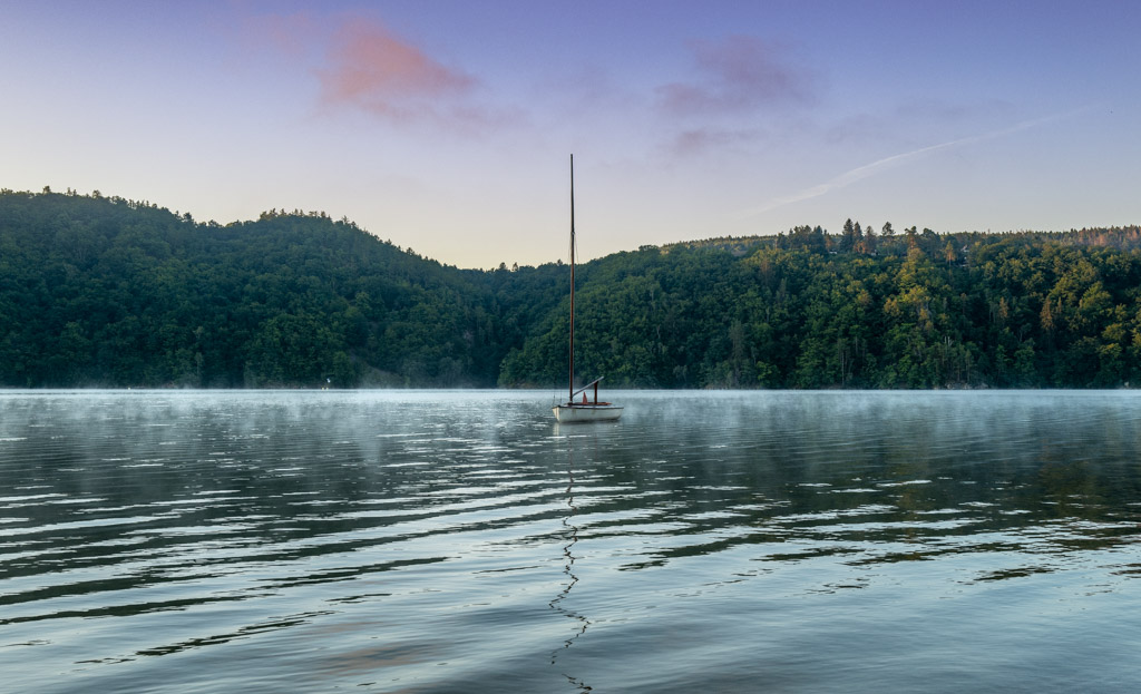 Morgennebel am Moldaustrand, Tschechien