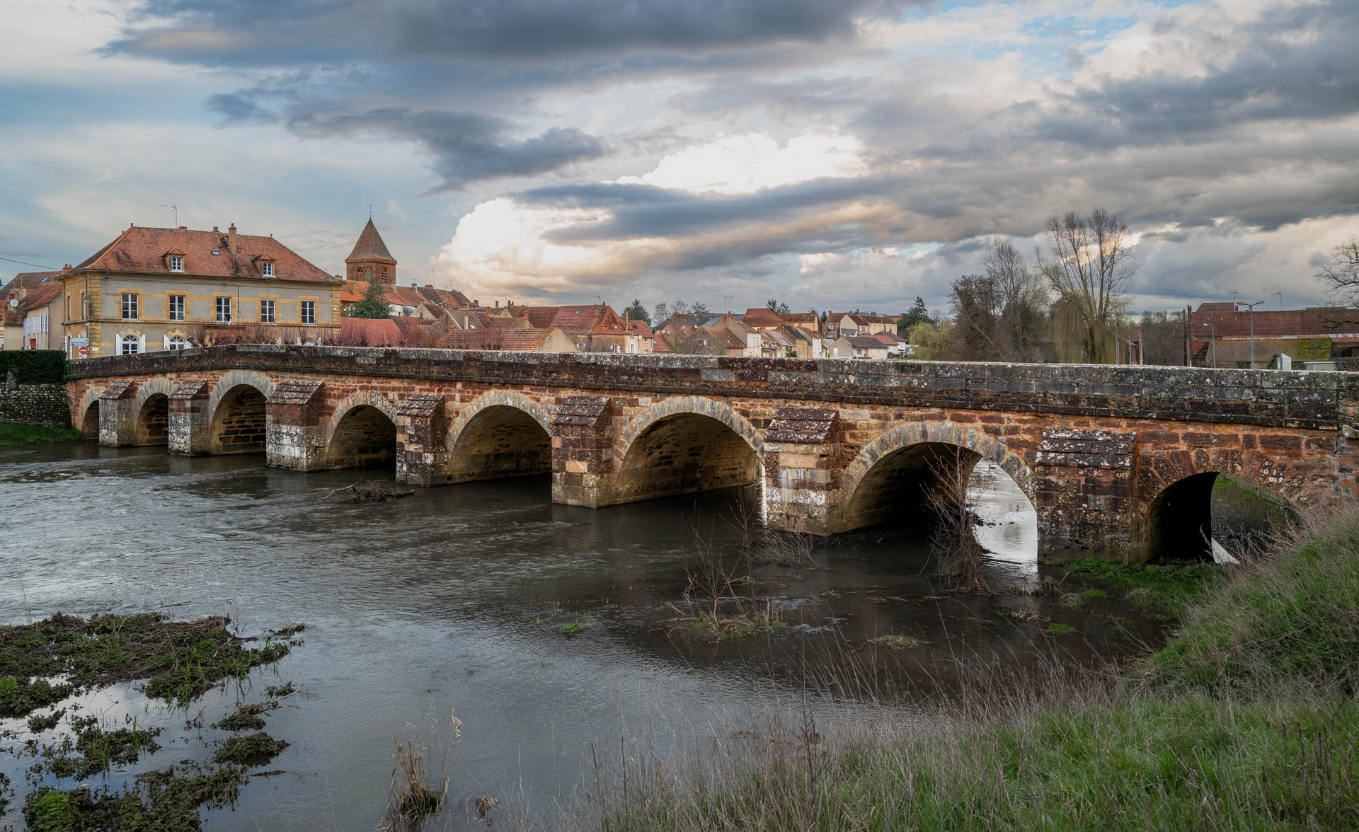 Pont sur le Serein à Guillon-Terre-Plaine