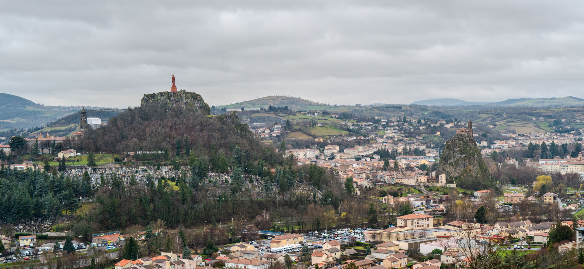 Statue de Notre-Dame de France et l'église Saint-Michel d'Aiguilhe, Puy-en-Velay