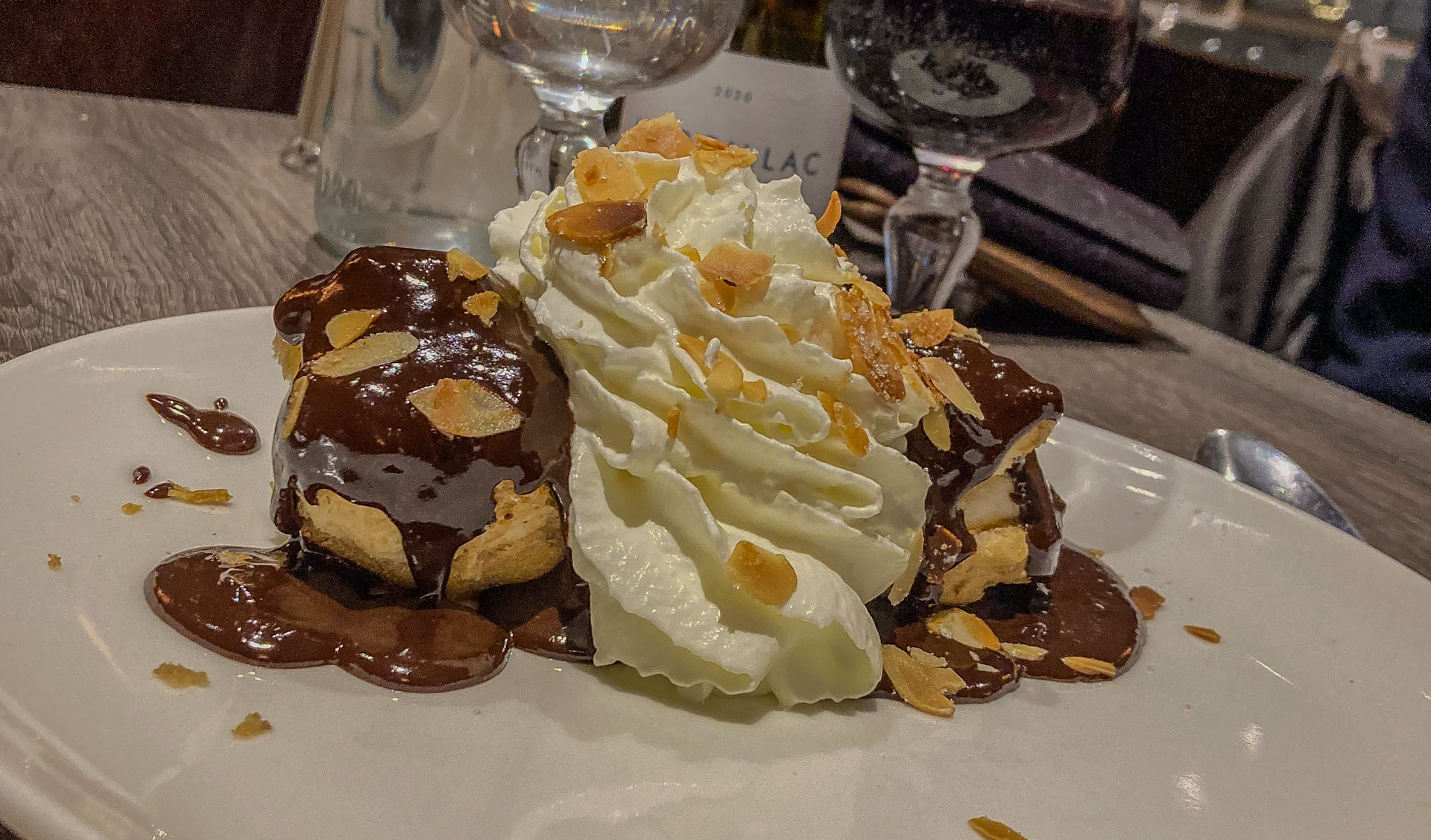 Profiteroles à la glace vanille et sauce chocolat, Restaurant de la Route d'Argent