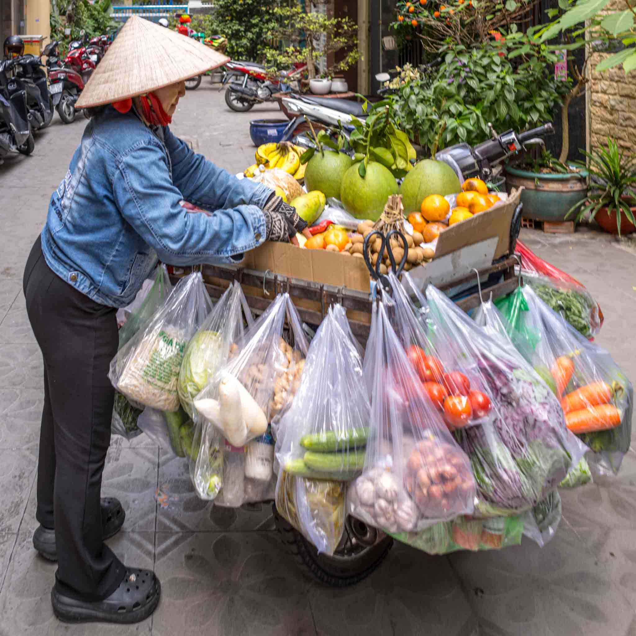 Straßenhändlerin mit Obst und Gemüse