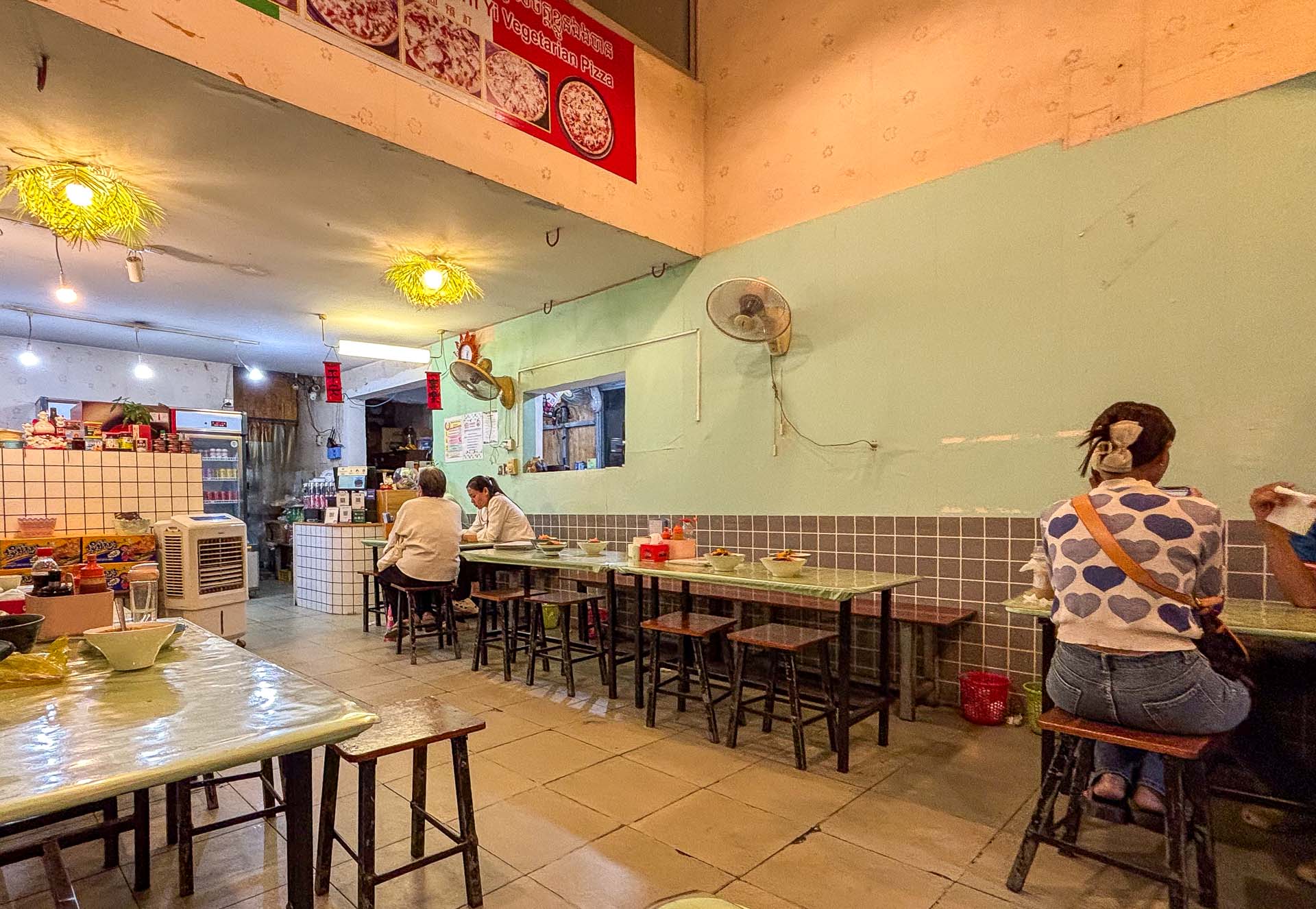 Kleine Suppenküche gegenüber