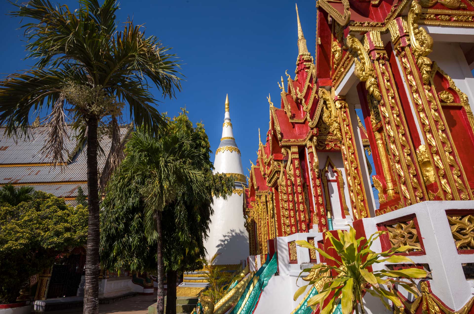 Wat Luang, kleine Nebenschreine und weiße Pagode