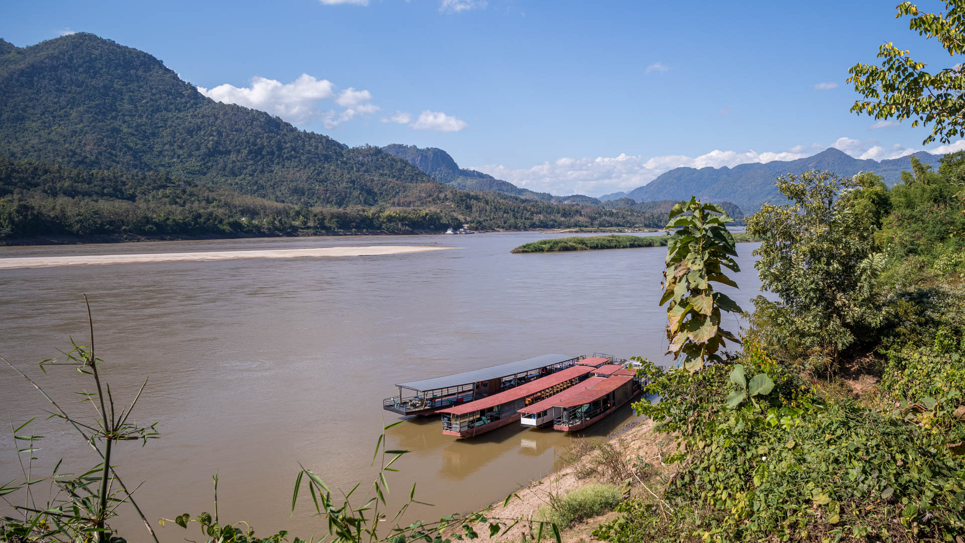 Langboote zu den Höhlen
