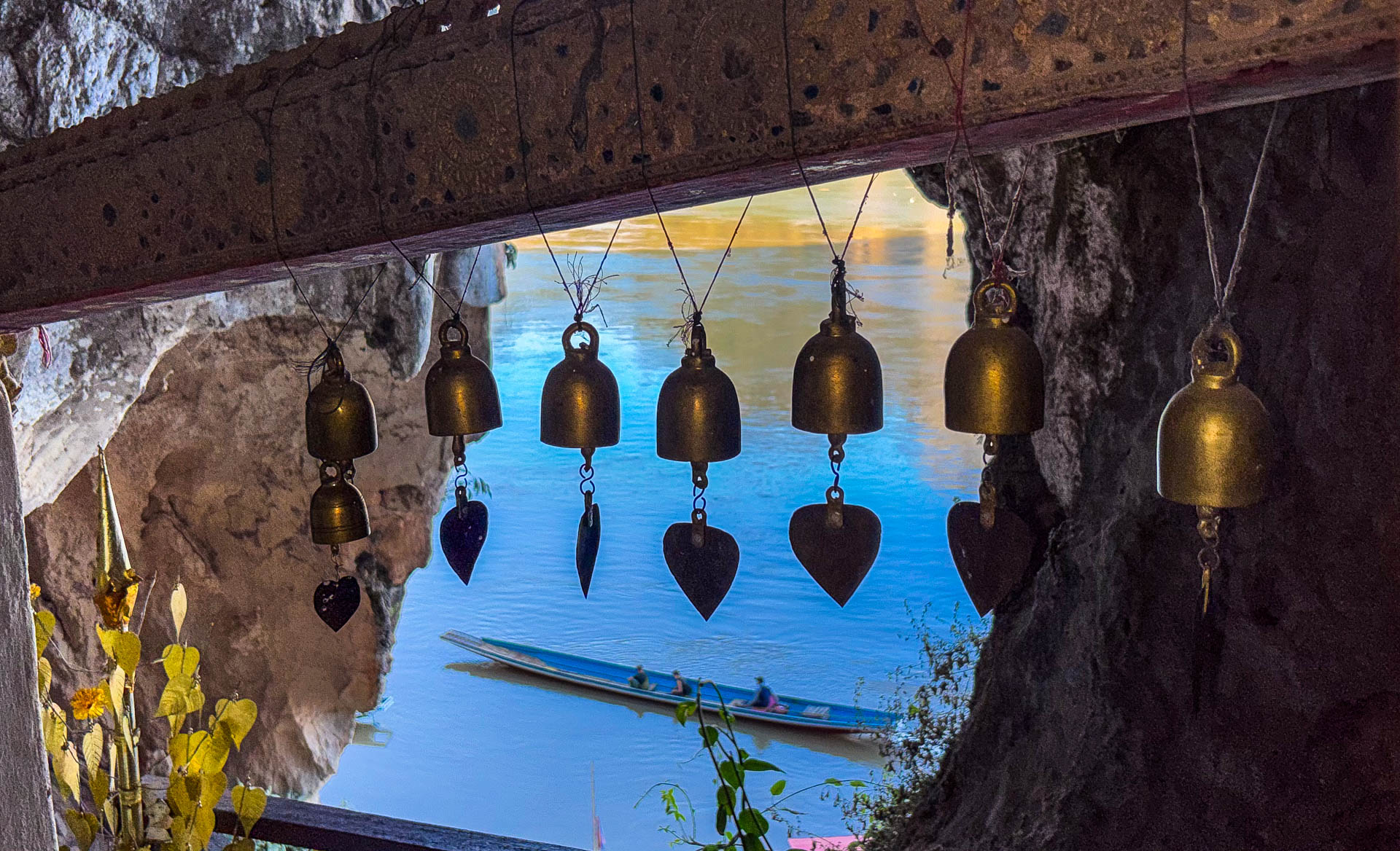 Tibetisch-buddhistische Ghanta mit Bodhi-Blättern