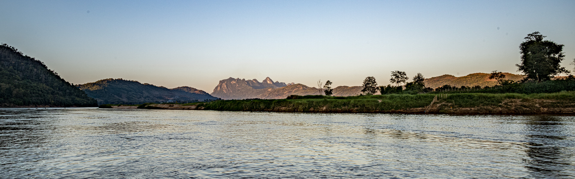 Markantes Bergpanorama bei Pak-Ou