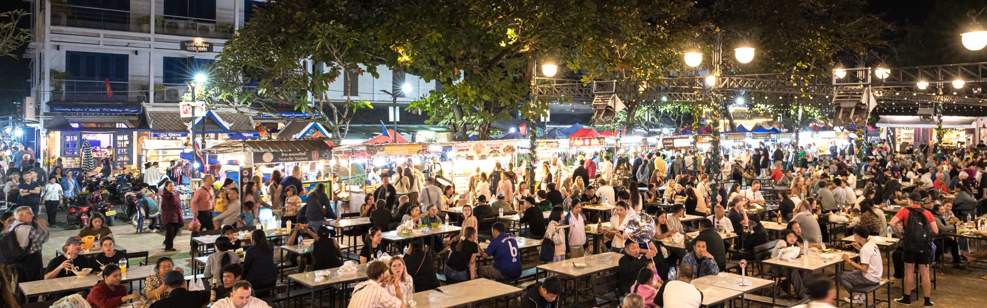 Nächtlicher Foodmarkt