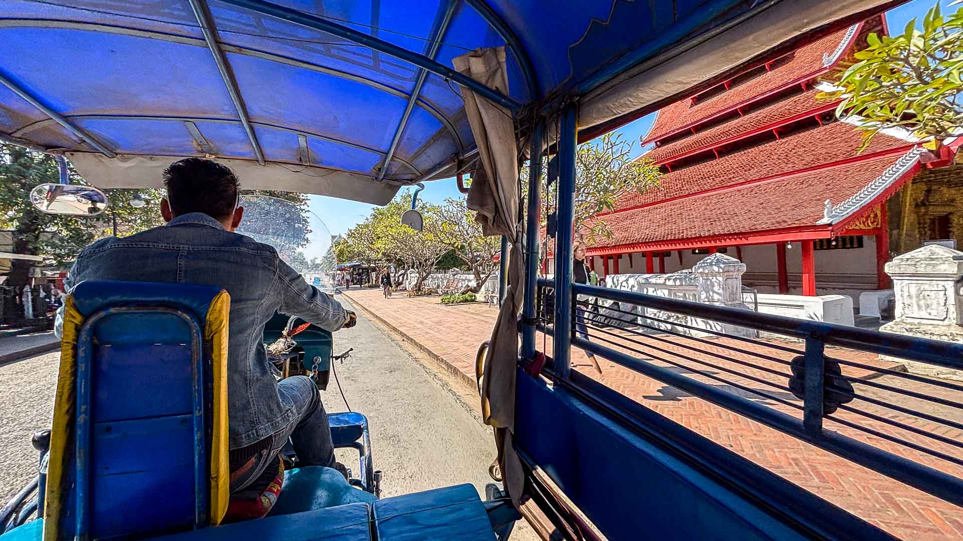Tuk-Tuk zum Flughafen LPQ