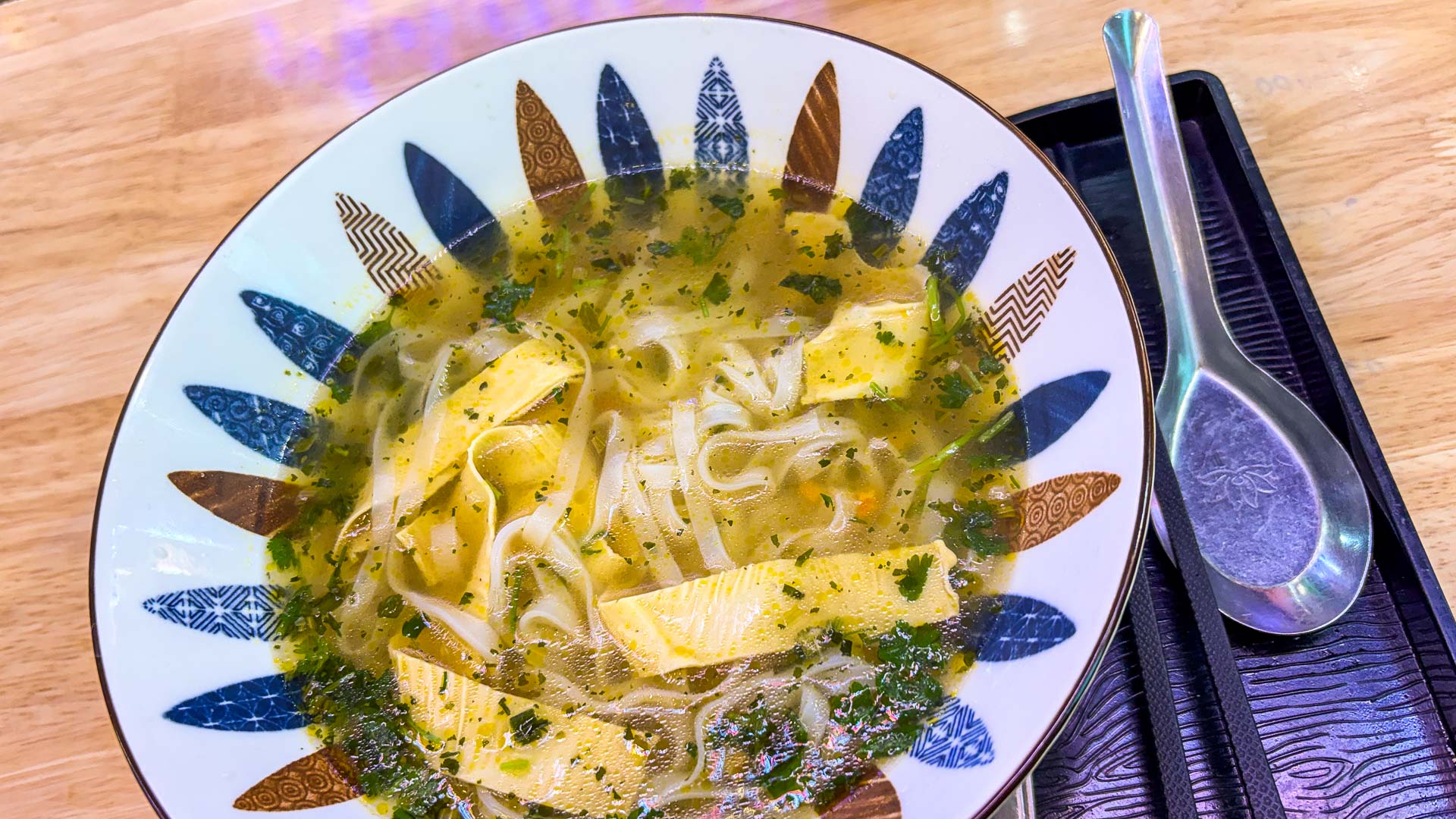 Wohltuende Nudelsuppe mit Kräutern