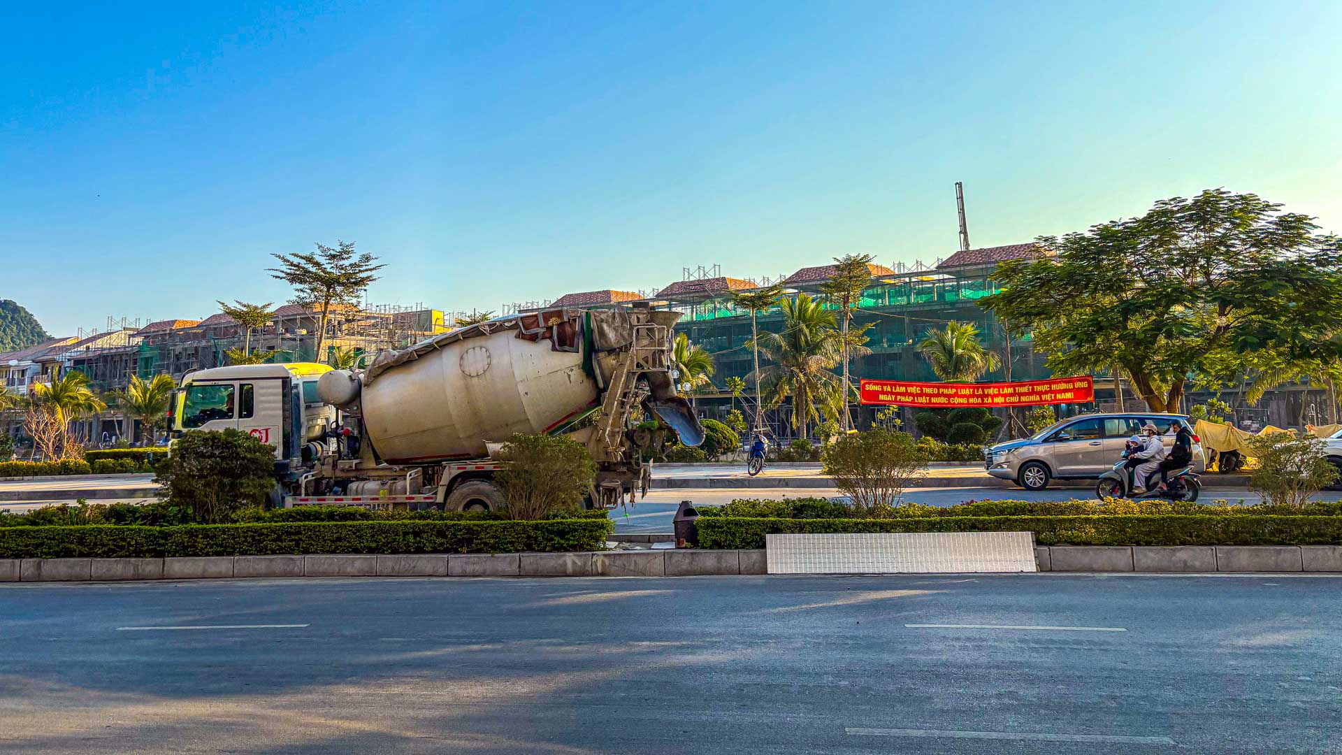 Baustelle Cát Bà – Betonmischer statt Meeresbucht