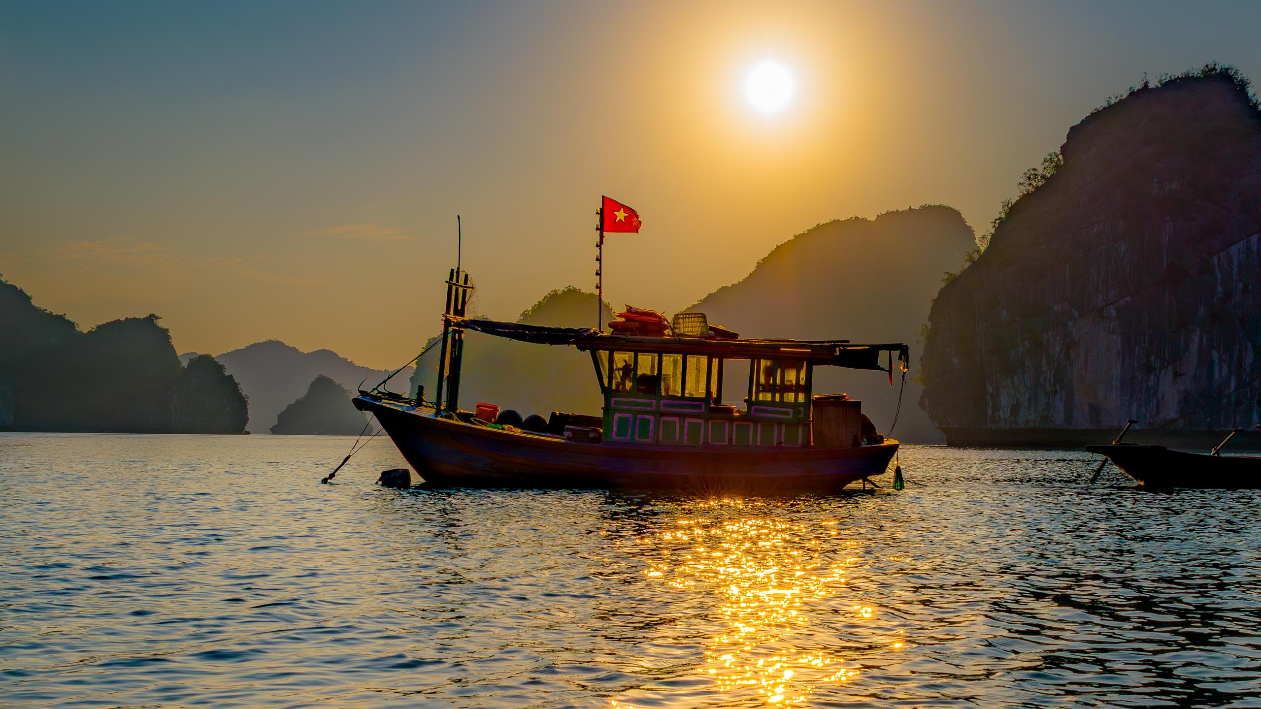 Fischerboot am Abend bei Lan Ha Bay