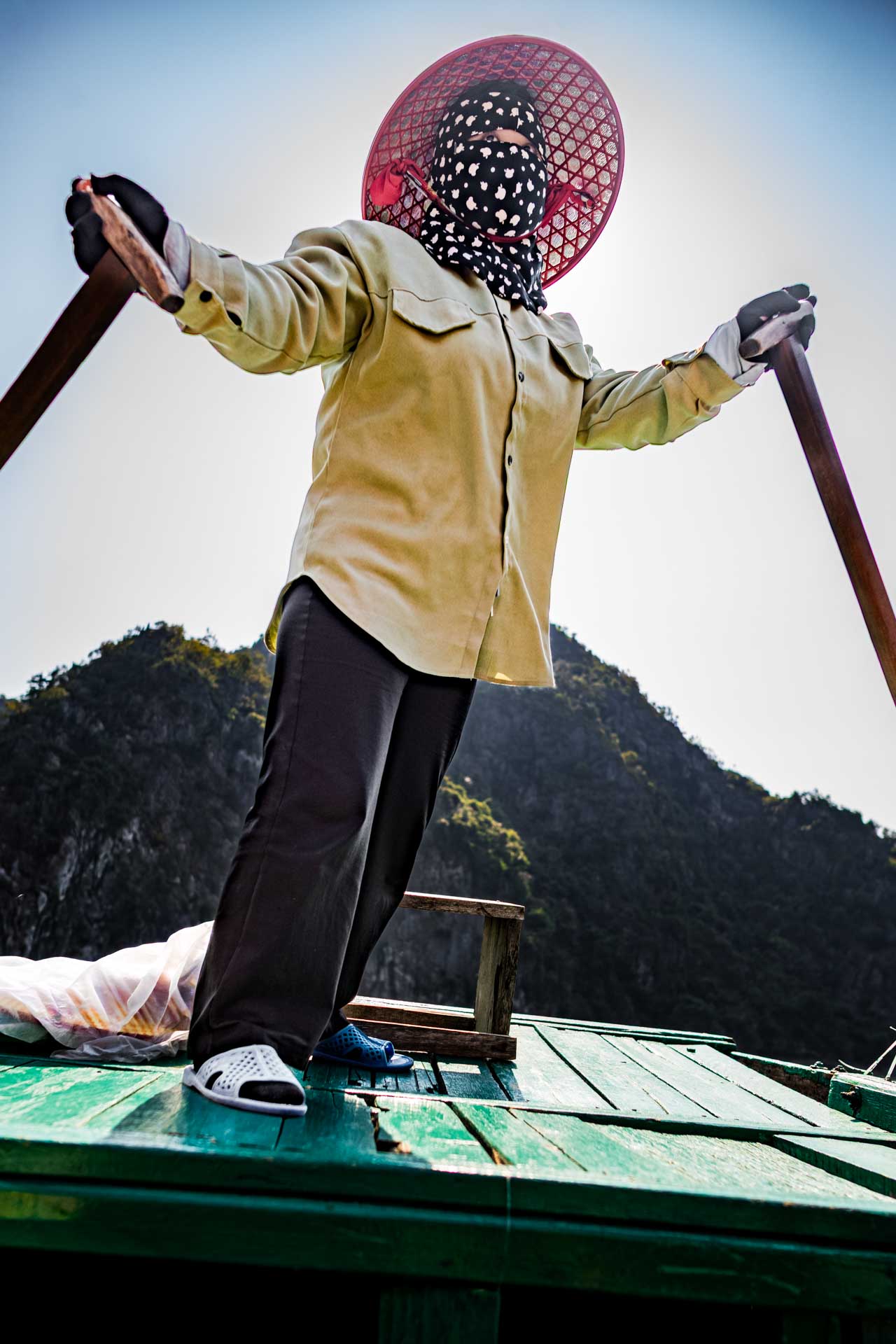 Zur Dark Cave, Ruderin auf Bambusboot