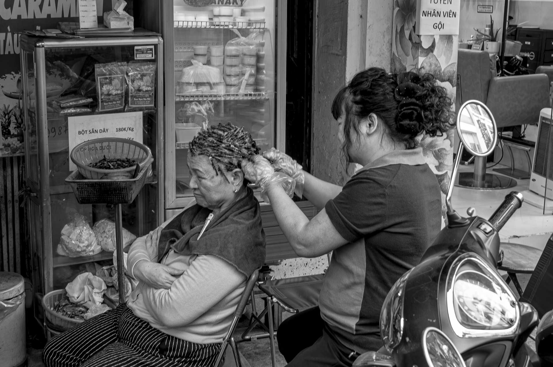 Straßenfriseurin im Alten Viertel