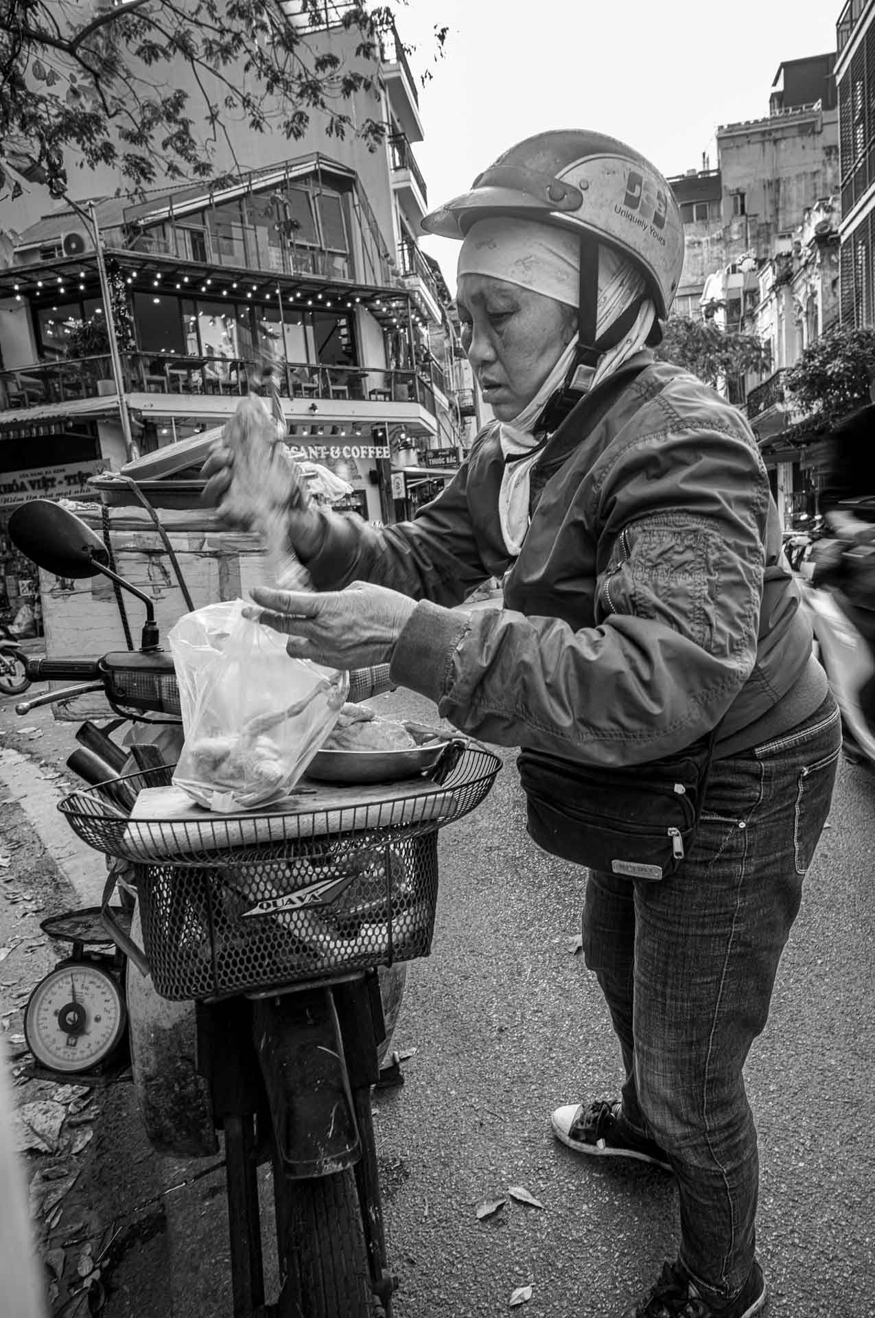 Hühnerhändlerin am Straßenrand