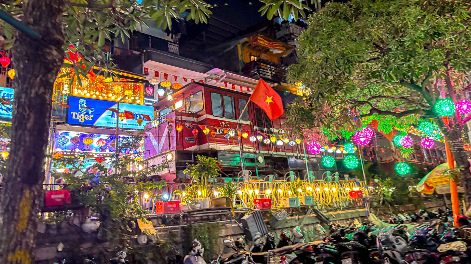 Ein Zug rollt durch die Kirmes