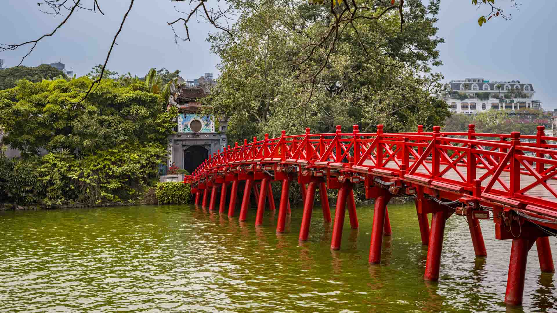 Brücke zum Đền Ngọc Sơn Tempel