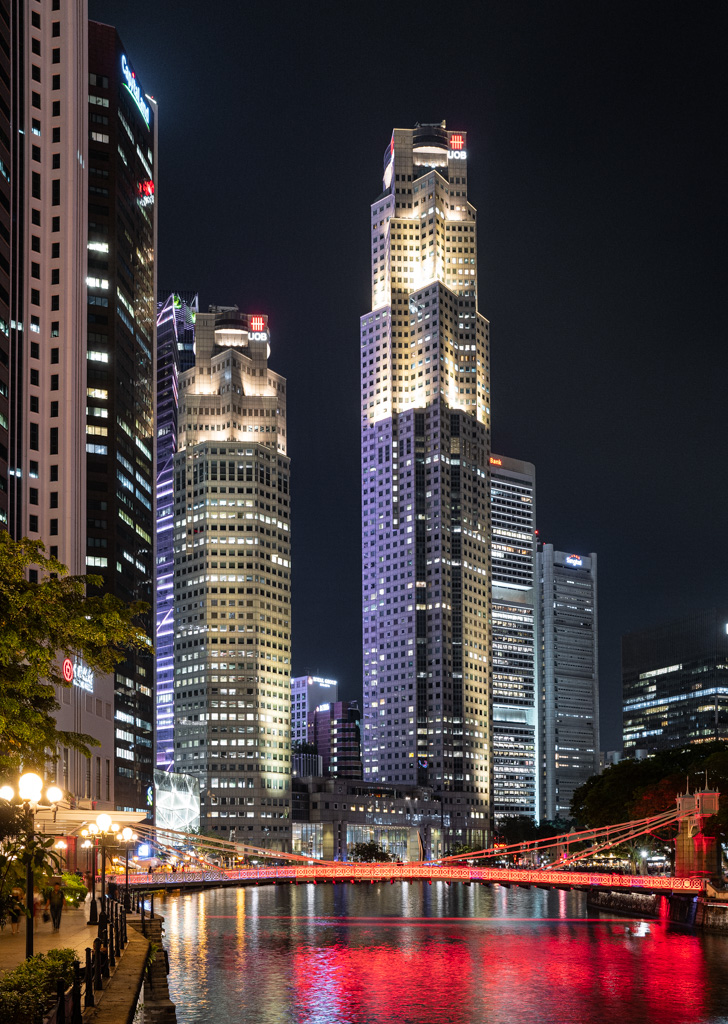 Cavenagh Bridge at Singapore River