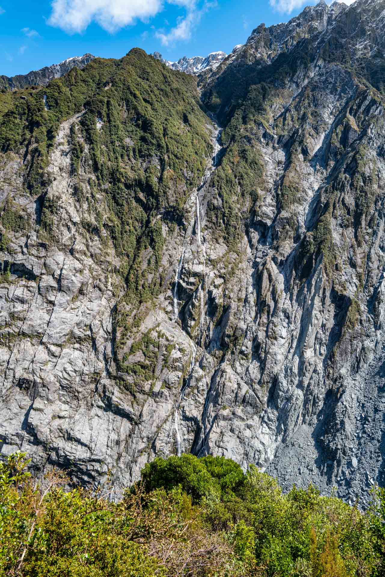 Namenloser Wasserfall am Franz Josef Gletscher