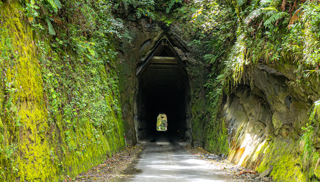 Moki Tunnel (Hobbit's Hole)
