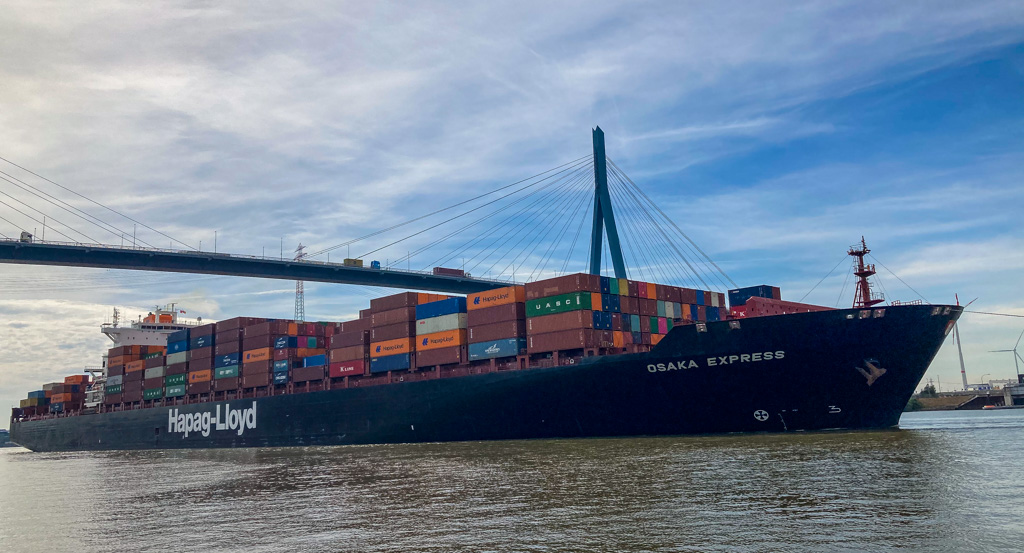 Containerschiff unter der Köhlbrandbrücke