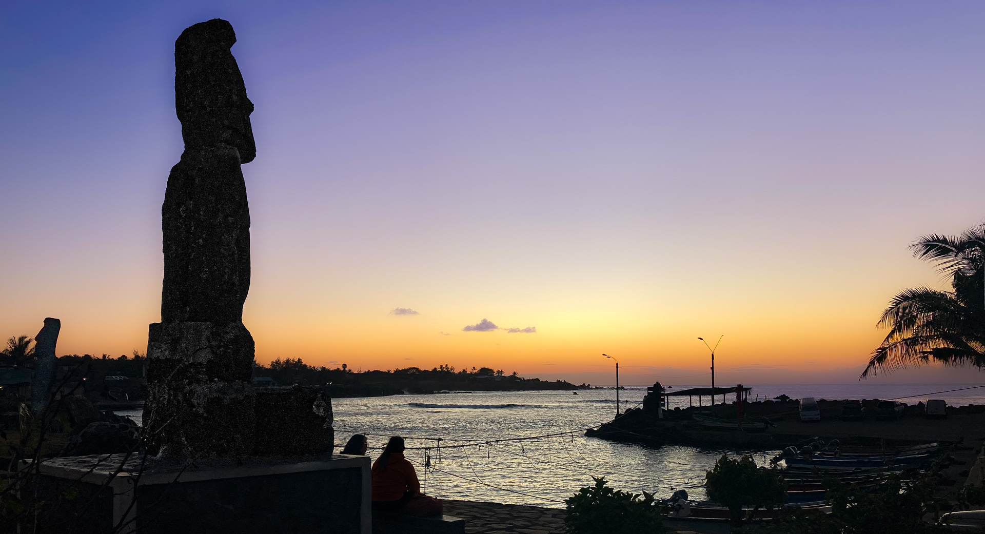 Hafen von Hanga Roa am Abend