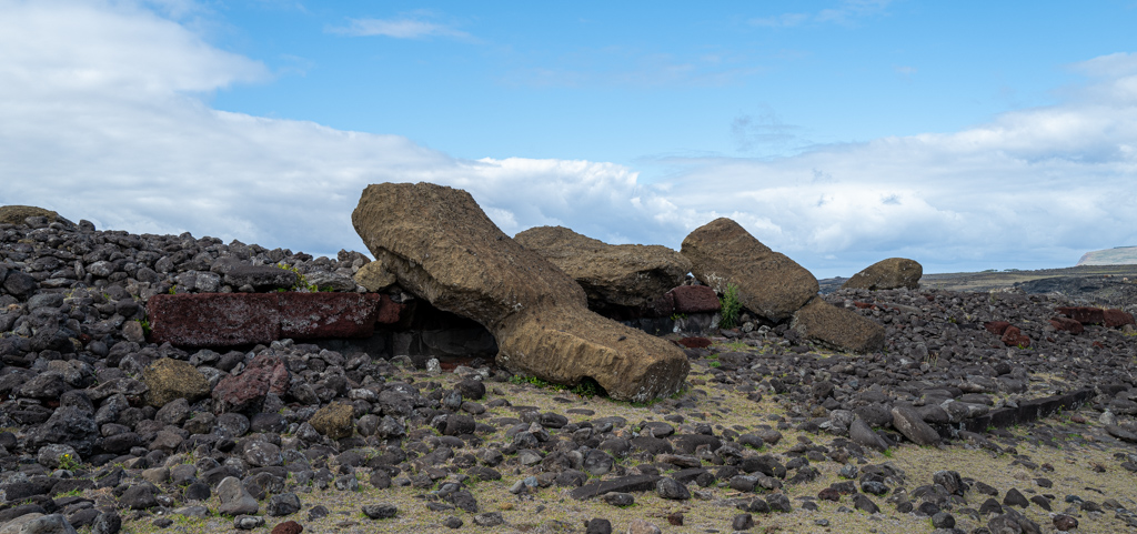 Zerstörte Moai durch feindliche Stämme, Akahanga