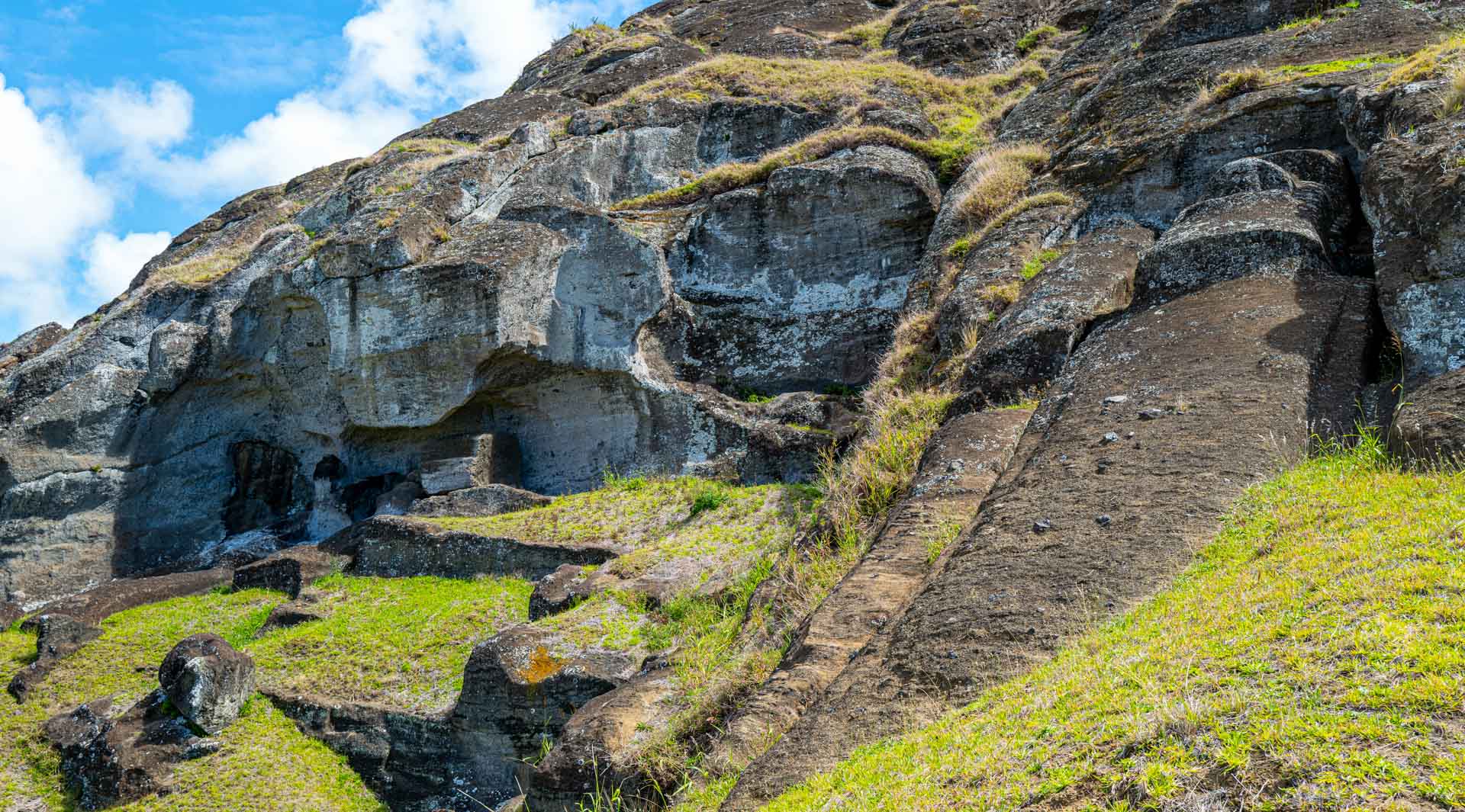 Großer angearbeiteter Moai (rechts)