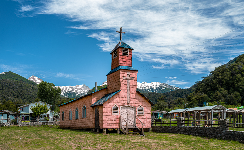 Typische Holzkirche in Villa Amengual