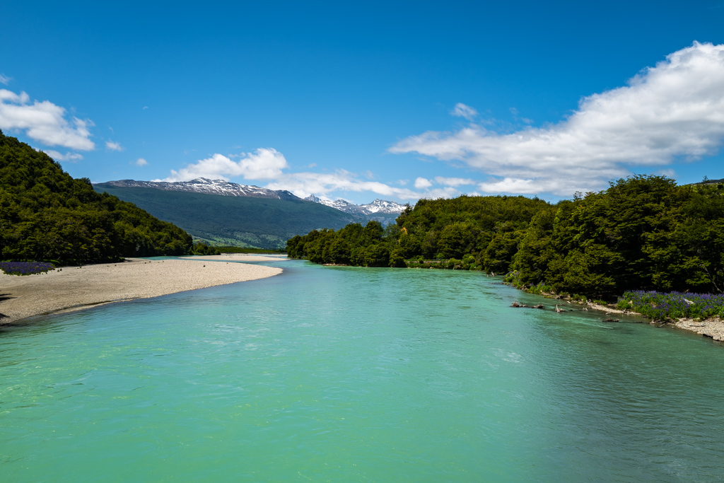 Blick von der Brücke über den Rio Murta