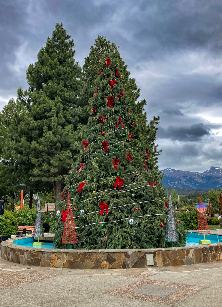 Weihnachtsdeko am Plaza de Armas, Cochrane