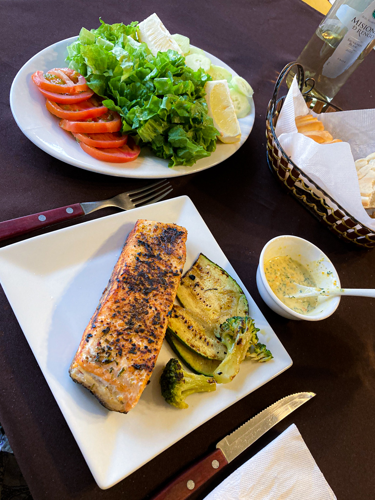 Riverline Lodge Dinner, Lachs und Salat