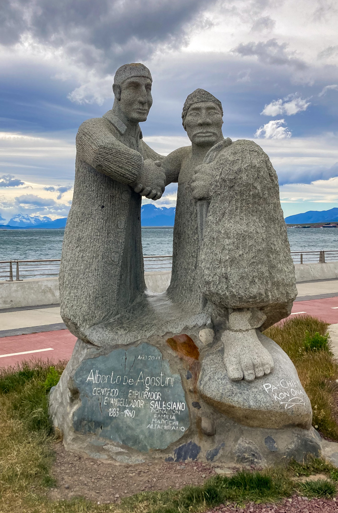 Denkmal Alberto De Agostini und Ureinwohner, Puerto Natales