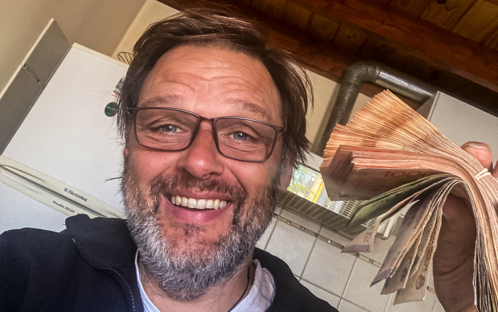 Stapelweise Geld in kleinen Scheinen