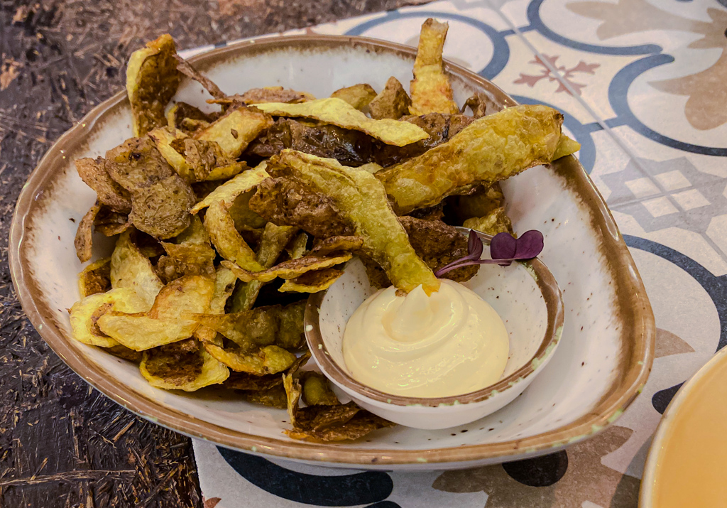 Frittierte Kartoffelschalen mit Knoblauchmayonnaise