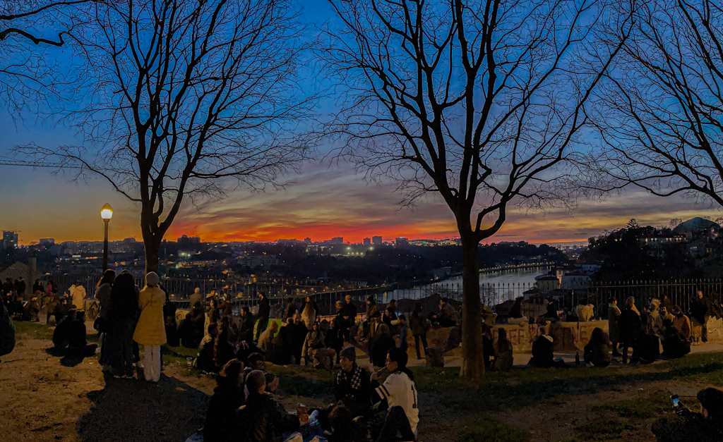 Happening zum Abendrot am Miradouro do Passeio das Virtudes