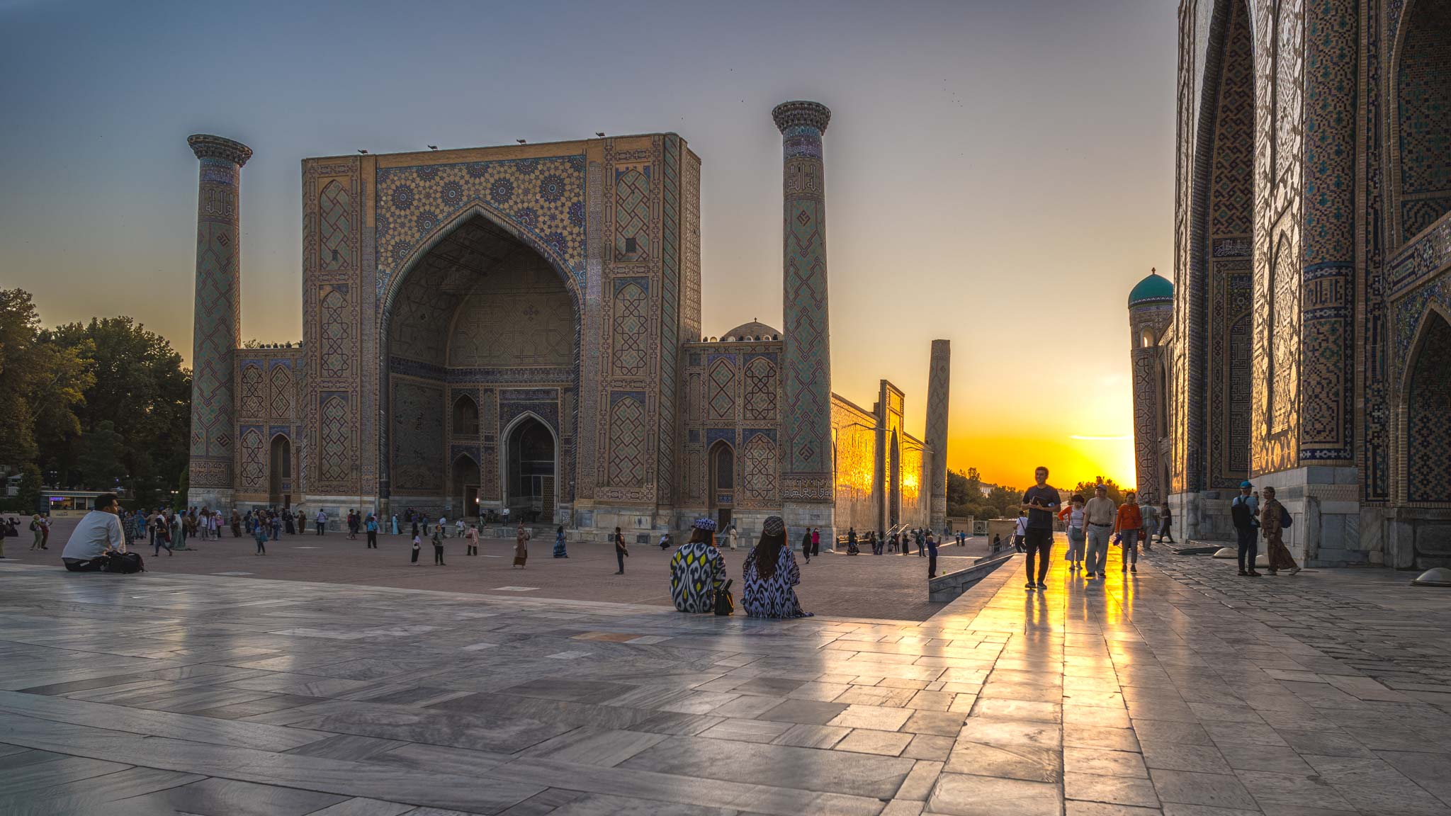 Registan – Medrese Ulug Beg am Abend